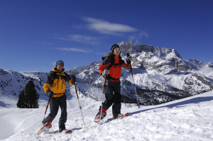 Schneeschuhwanderer auf der Pl‰tzwiese, im Hintergrund die Hohe Gaisl, Hochpustertal, Dolomiten, S¸dtirol, Italien, MR